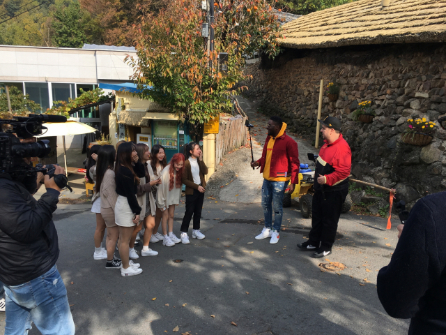 방송인 샘 해밍턴, 샘 오취리가 송해공원과 마비정 벽화마을에서 달성군 홍보영상을 제작하고 있다. 달성군 제공