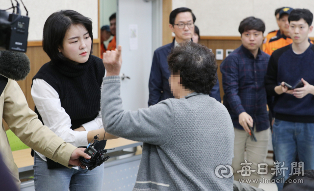 4일 대구 강서소방서에서 독도 해상 소방헬기 추락사고 피해자 가족들을 대상으로 해군·해경·소방 브리핑이 비공개로 열렸다. 브리핑이 끝난 뒤 한 실종자 가족이 취재진에게 실종자를 찾지 못하고 있는 답답한 상황을 토로하고 있다. 성일권 기자 sungig@imaeil.com