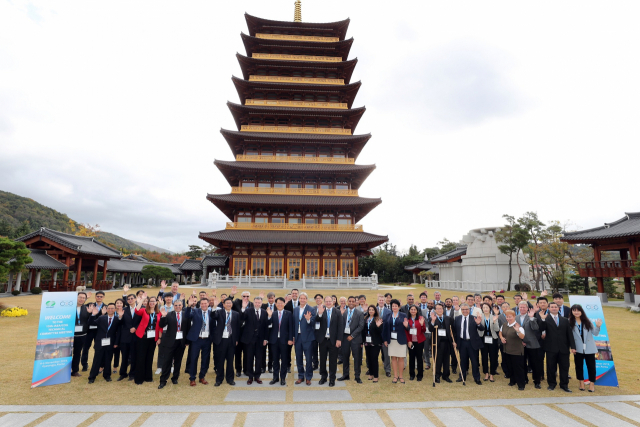 한수원은 경주 황룡원에서 진행되고 있는 제 15차 기술회의에 참석한 관계자 80여명과 한자리에 모여 기념촬영하고 있다. 한수원 제공.