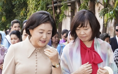 문재인 대통령 부인 김정숙 여사와 일본 아베 신조 총리 부인 아키에 여사가 4일 오후 태국 방콕 국립박물관에서 아세안 관련 정상회의 참석 정상 배우자들과 기념촬영을 마친 뒤 이동하며 대화하고 있다. 연합뉴스