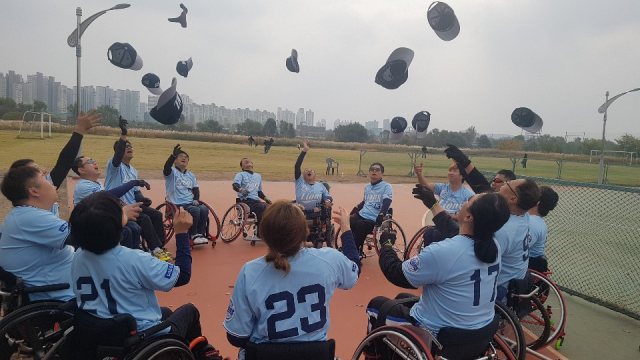 2일 충남 아산 곡교천시민체육공원에서 열린 제1회 대한장애인야구소프트볼협회장배 휠체어소프트볼대회에서 전승·무실점으로 대구휠라이온즈가 우승을 차지했다. 대구휠라이온즈 제공.