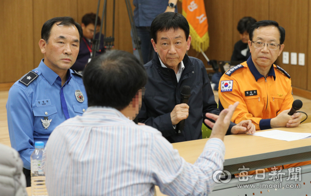 진영 행정안전부 장관(가운데), 정문호 소방청장(오른쪽), 윤병두 동해해경청장이 5일 오후 대구 강서소방서를 찾아 독도 해상에 추락한 소방헬기 탑승원 가족들의 얘기를 듣고 있다. 성일권 기자 sungig@imaeil.com