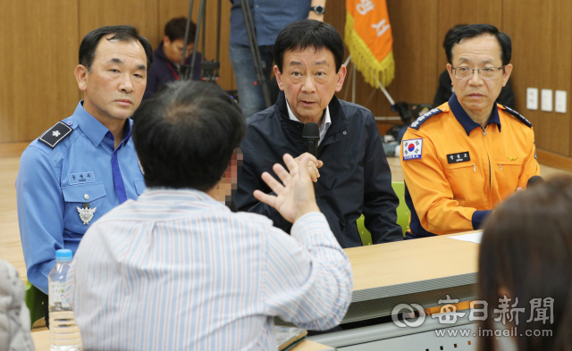 5일 대구 강서소방서를 찾은 진영 행정안전부 장관(가운데), 정문호 소방청장(오른쪽), 윤병두 동해해경청장이 독도 해상 소방헬기 추락사고 피해자 가족들을 만나 대화를 나누고 있다. 성일권 기자 sungig@imaeil.com