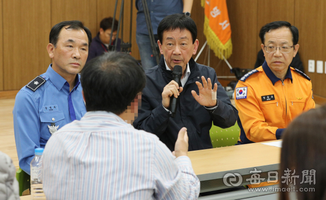 5일 대구 강서소방서를 찾은 진영 행정안전부 장관(가운데), 정문호 소방청장(오른쪽), 윤병두 동해해경청장이 독도 해상 소방헬기 추락사고 피해자 가족들을 만나 대화를 나누고 있다. 성일권 기자 sungig@imaeil.com