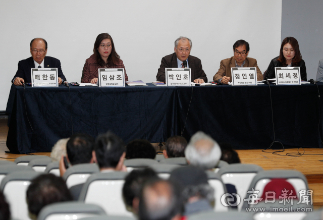 5일 대구 제일교회 100주년 기념관에서 열린 대구경북 독립정신 계승발전 국제세미나에서 3.1만세운동의 전개와 정신, 대구국채보상운동의 전개와 시대적 가치, 한국여성독립운동과 대구경북여성의 역할에 관한 종합토론이 진행되고 있다. 우태욱 기자