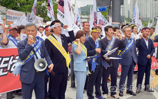 통합신공항 대구시민추진단이 지난 7월 1일 오후 세종시 국토교통부 정문앞에서 김해신공항 재검토를 즉각 중단 할 것을 촉구하는 구호를 외치고 있다. 통합신공항 대구시민추진단 제공