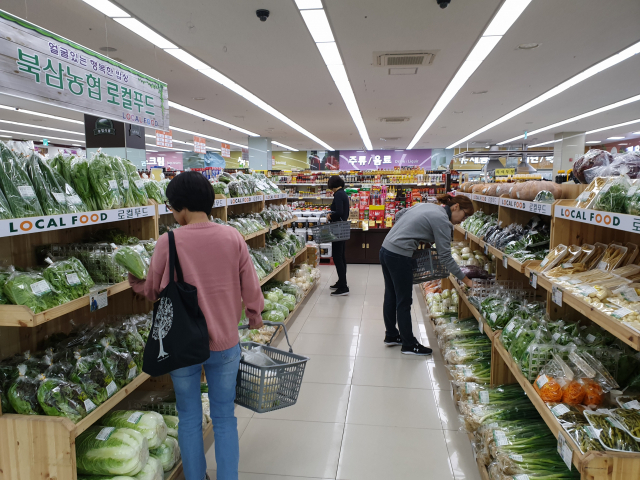 북삼농협하나로마트 로컬푸드 매장에서 소비자들이 장을 보고 있다. 소포장으로 출하돼 소비자들이 한 번에 먹을 만큼 부담없이 구매할 수 있다. 이현주기자