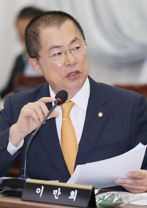 자유한국당 이만희 의원이 15일 오전 제주도청에서 열린 국회 농림축산식품해양수산위원회 국정감사에서 질의하고 있다. 연합뉴스