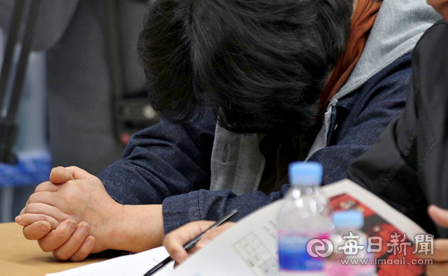 7일 오전 대구 달성군 강서소방서에서 범정부현장수습 지원단 관계자들이 독도 해상 추락 소방헬기 수색상황에 대해 브리핑을 하고 있는 가운데 한 실종자 가족이 기도를 하고 있다. 김영진 기자 kyjmaeil@imaeil.com