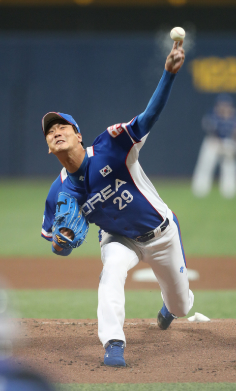 7일 서울 고척스카이돔에서 열린 2019 WBSC 프리미어12 예선라운드 C조 한국과 캐나다의 경기. 1회말 한국 선발투수 김광현이 역투하고 있다. 연합뉴스