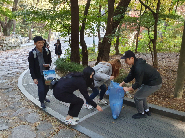 한국산업단지공단 대구경북지역본부 임직원들이 구미산단과 금오산도립공원에서 걷거나 달리면서 환경을 생각하는 