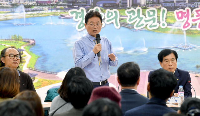 7일 오후 경북 경산에서 열린 새바람 행복 현장 도지사실에서 이철우 경북도지사(가운데)가 만화 산업을 청년 일자리로 연계시키고 부가가치 창출을 극대화 하는 방안 등을 설명하고 있다. 경북도 제공