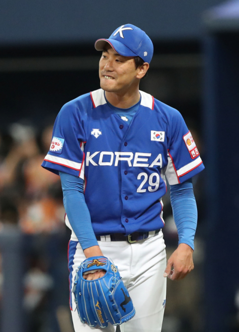 7일 오후 서울 구로구 고척스카이돔에서 열린 2019 WBSC 프리미어12 예선라운드 C조 한국과 캐나다의 경기. 5회말 무사에서 한국 선발 김광현이 캐나다 조던 래너튼에게 안타를 허용한 뒤 씁쓸한 웃음을 짓고 있다. 연합뉴스