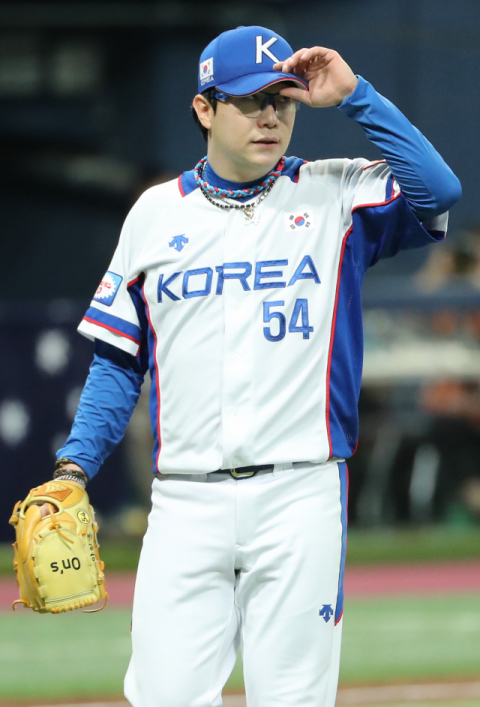 6일 오후 서울 구로구 고척스카이돔에서 열린 2019 WBSC 프리미어12 예선라운드 C조 한국과 호주의 경기. 한국의 선발 양현종이 4회초까지 무시점 호투를 이어나간 뒤 이닝 교체를 위해 더그아웃으로 향하고 있다. 연합뉴스