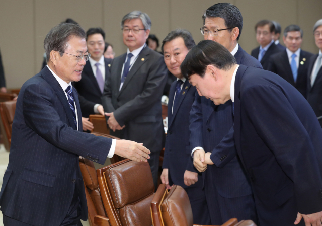 문재인 대통령과 윤석열 검찰총장이 8일 오후 청와대에서 열린 반부패정책협의회에서 인사하고 있다. 연합뉴스