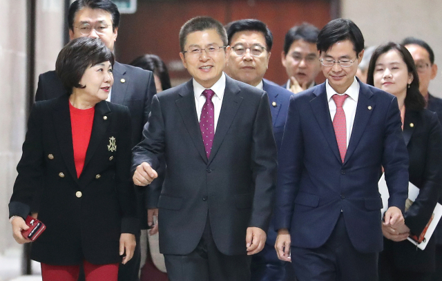 자유한국당 황교안 대표(왼쪽 두번째)가 7일 오전 국회에서 열린 최고위원회의를 위해 회의실로 이동하며 김순례 의원 등과 대화하고 있다. 연합뉴스