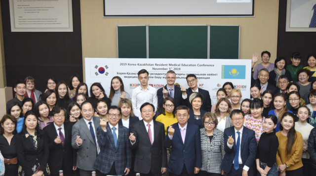 카자흐스탄 알마티 국립의과대학에서 열린 한국형 의료교육제도 보급을 위한 컨퍼런스 후 단체사진.