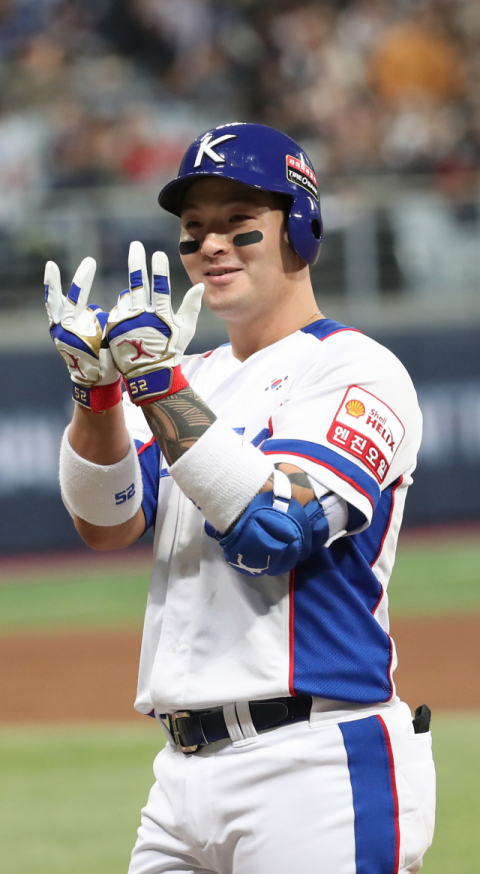 8일 서울 고척스카이돔에서 열린 2019 WBSC 프리미어12 예선라운드 C조 한국과 쿠바의 경기 5회말 1사 1, 2루 상황에서 한국 박병호가 1타점 안타를 치고 세리머니를 하고 있다. 연합뉴스