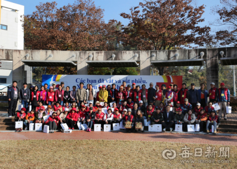 지난해 경북 영양군을 찾은 베트남 계절근로자 단체사진. 영양군 제공