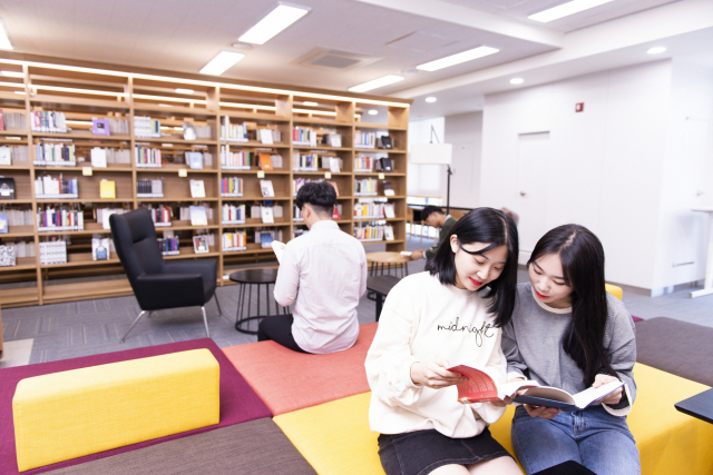 경북도서관 일반열람실에서 이용객이 도서를 열람하고 있다. 경북도 제공