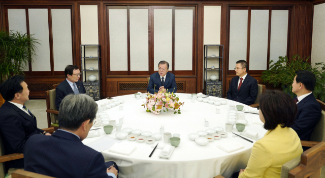 문재인 대통령이 10일 오후 청와대 관저에서 여야 5당 대표와 만찬을 하고 있다. 이날 만찬은 문 대통령이 모친상에 조문을 온 여야 대표들에게 감사의 마음을 전하기 위해 마련됐다. 왼쪽부터 시계 방향으로 바른미래당 손학규 대표, 더불어민주당 이해찬 대표, 문 대통령, 자유한국당 황교안 대표, 민주평화당 정동영 대표, 정의당 심상정 대표. 노영민 대통령 비서실장. 연합뉴스