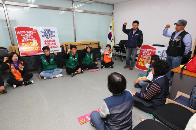 한국도로공사에 직접 고용을 요구해온 톨게이트 요금 수납원들이 7일 세종시 도담동 더불어민주당 이해찬 대표 지역구사무실에서 직접고용과 복직을 요구하며 점검농성하고 있다. 연합뉴스