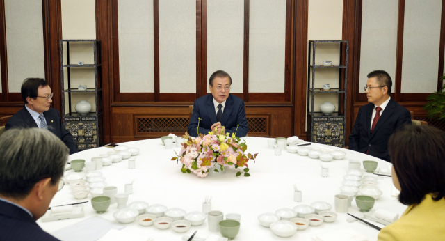 문재인 대통령이 10일 오후 청와대 관저에서 여야 5당 대표와 만찬을 하고 있다. 이날 만찬은 문 대통령이 모친상에 조문을 온 여야 대표들에게 감사의 마음을 전하기 위해 마련됐다. 왼쪽부터 시계 방향으로 노영민 대통령 비서실장, 더불어민주당 이해찬 대표, 문 대통령, 자유한국당 황교안 대표, 정의당 심상정 대표. 연합뉴스