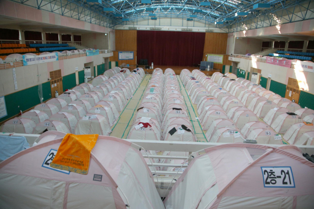 지난 7일 경북 포항시 북구 흥해읍 흥해실내체육관에 포항지진 이재민을 위한 텐트가 설치돼 있다. 연합뉴스