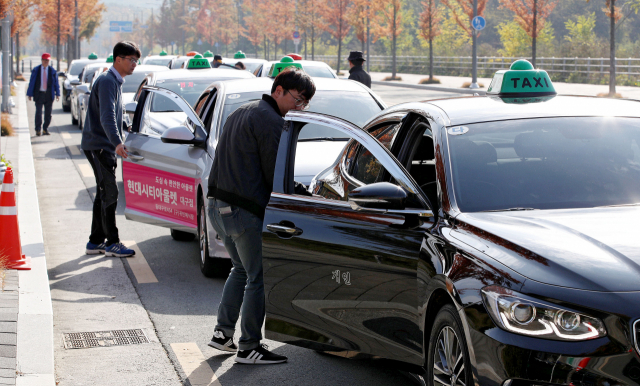 대구시 택시 일제점검이 실시된 12일 오후 대구 수성구 라이온즈파크 앞 도로에서 시청 및 개인택시운송사업조합 직원들이 택시자격증 및 부제 표시 위·변조 여부, 청결상태 등을 점검을 하고 있다. 김영진 기자 kyjmaeil@imaeil.com