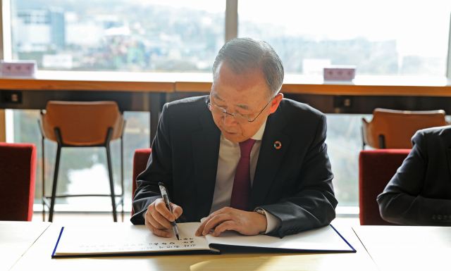 12일 경주 엑스포공원을 방문한 반기문 전 유엔 사무총장이 방명록에 글을 남기고 있다. (재)문화엑스포 제공