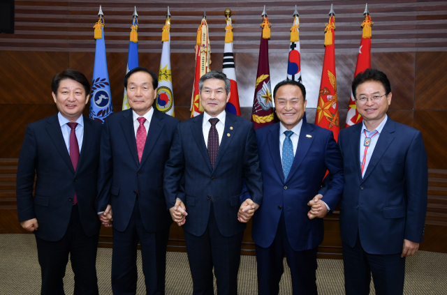 왼쪽부터 권영진 대구시장, 김주수 의성군수, 정경두 국방부 장관, 김영만 군위군수. 이철우 경북도지사. 대구시 제공