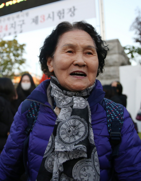 대구지역 최고령 수능 응시자 박선민(79) 할머니가 수험을 마치고 고사장을 나오고 있다.