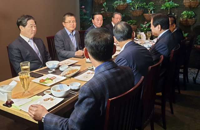 황교안 자유한국당 대표가 14일 여의도의 한 음식점에서 영남권 중진의원들과 오찬을 하고 있다. 연합뉴스