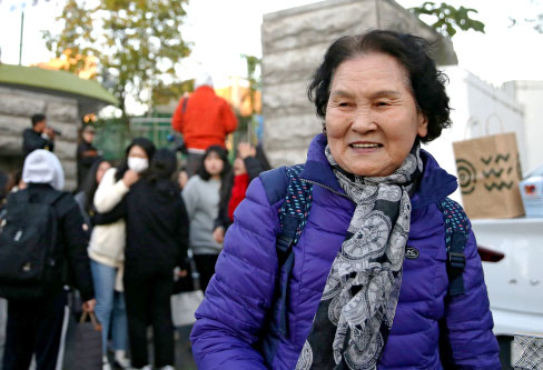 대구지역 최고령 수능 응시자 박선민(79) 할머니가 수험을 마치고 고사장을 나오고 있다.