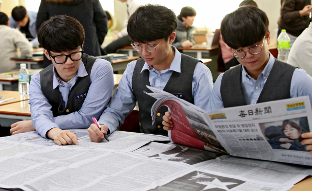 대학수학능력시험을 마친 대구 대건고등학교 3학년 수험생들이 15일 교실에서 매일신문에 게재된 수능 가채점 결과로 본 주요 대학·학과 지원 가능 점수를 살펴보고 있다. 김영진 기자 kyjmaeil@imaeil.com