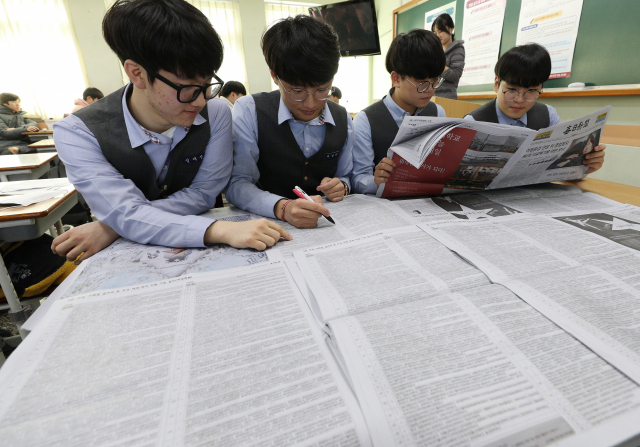 대학수학능력시험을 마친 대구 대건고등학교 3학년 수험생들이 15일 교실에서 매일신문에 게재된 수능 가채점 결과로 본 주요 대학·학과 지원 가능 점수를 살펴보고 있다. 김영진 기자 kyjmaeil@imaeil.com