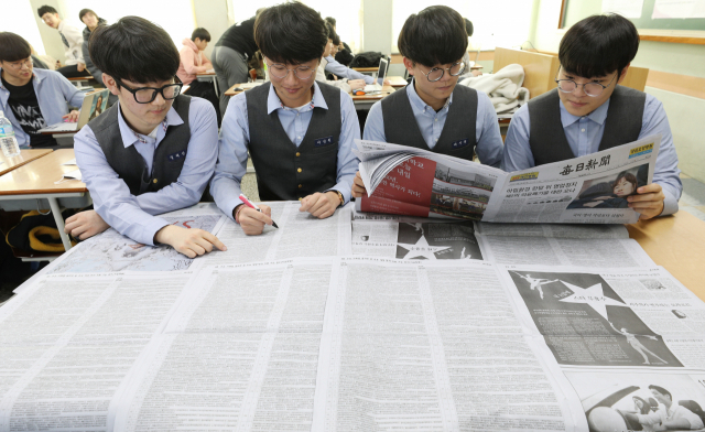 대학수학능력시험을 마친 대구 대건고등학교 3학년 수험생들이 15일 교실에서 매일신문에 게재된 수능 가채점 결과로 본 주요 대학·학과 지원 가능 점수를 살펴보고 있다. 김영진 기자 kyjmaeil@imaeil.com