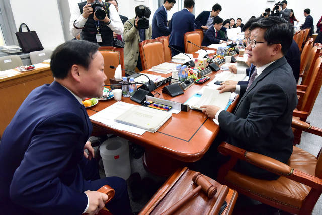 13일 오전 국회에서 열린 예산결산특별위원회 예산안조정소위원회의에서 자유한국당 소속 김재원 위원장(왼쪽)과 더불어민주당 소속 전해철 간사가 대화하고 있다. 연합뉴스