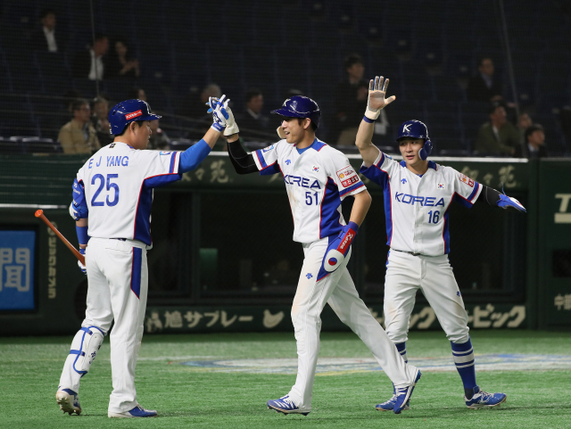 15일 일본 도쿄돔에서 열린 2019 세계야구소프트볼연맹(WBSC) 프리미어12 슈퍼라운드 3차전 멕시코와 한국의 경기. 5회말 2사 만루 상황에서 한국 김현수의 싹쓸이 2루타로 홈인한 3루주자 이정후가 동료들과 함께 기뻐하고 있다. 연합뉴스