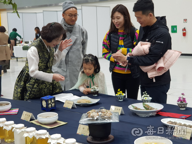 영양군 석보면 두들마을에서 전해오는 음식디미방이 제16회 대한민국 향토식문화대전에서 대상인 보건복지부 장관상을 수상, 참여한 명인이 설명하고 있다. 영양군 제공