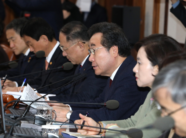 이낙연 국무총리가 19일 정부서울청사에서 열린 국무회의에서 발언하고 있다. 연합뉴스