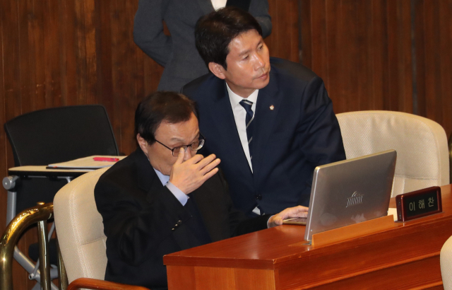 19일 오후 서울 여의도 국회에서 열린 국회 본회의에서 더불어민주당 이해찬 대표(왼쪽)와 이인영 원내대표가 대화하고 있다. 연합뉴스