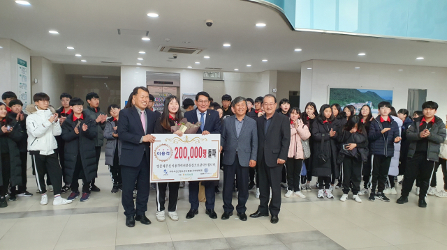 경북 구미시 선산청소년수련관이 19일 20만번째 이용객을 축하하는 깜짝 이벤트를 하고 있다. 구미시 선산청소년수련관 제공