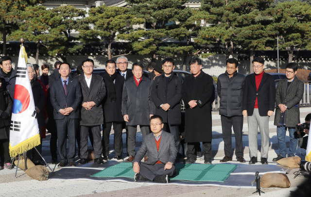 황교안 자유한국당 대표가 20일 오후 청와대 앞에서 국정 대전환을 촉구하는 단식 투쟁을 시작하고 있다. 연합뉴스