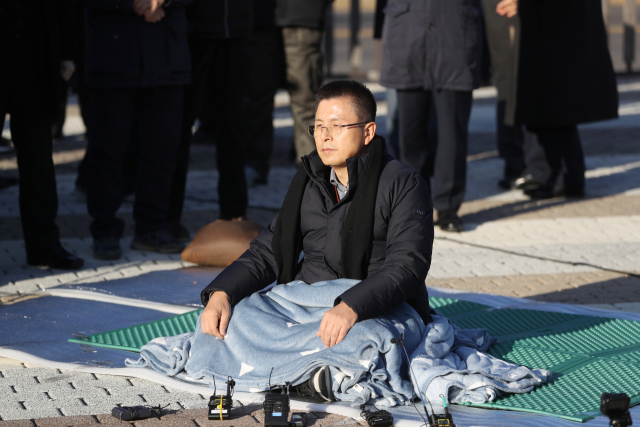 황교안 자유한국당 대표가 20일 오후 청와대 앞에서 국정 대전환을 촉구하는 단식 투쟁을 시작하고 있다. 연합뉴스