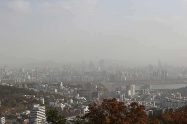 서울시가 오후 1시 기준으로 미세먼지 주의보를 발령한 18일 오후 서울 남산에서 바라본 하늘이 뿌옇다. 연합뉴스