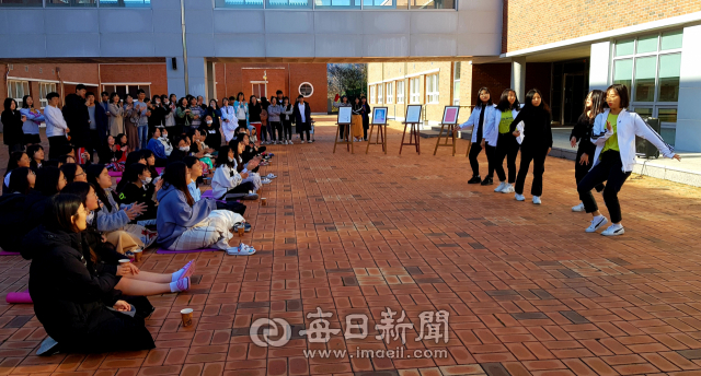 경북 진보중학교 학생들이 걸그룹 댄스를 선보이고 있다. 전종훈 기자