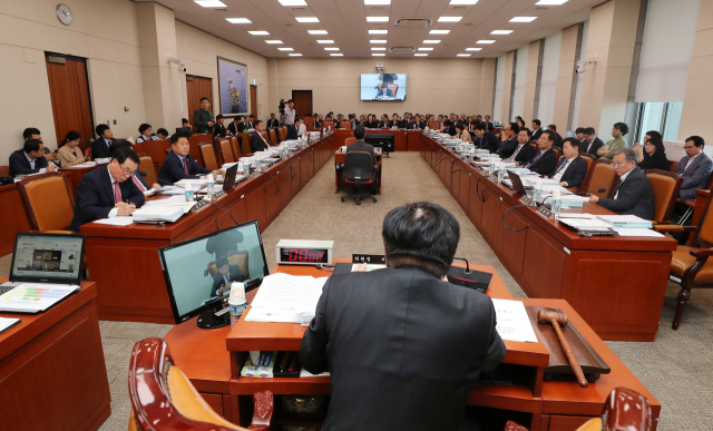 이종구 국회 산업통상자원중소벤처기업위원회 위원장이 4일 서울 여의도 국회에서 열린 전체회의를 주재하고 있다. 연합뉴스