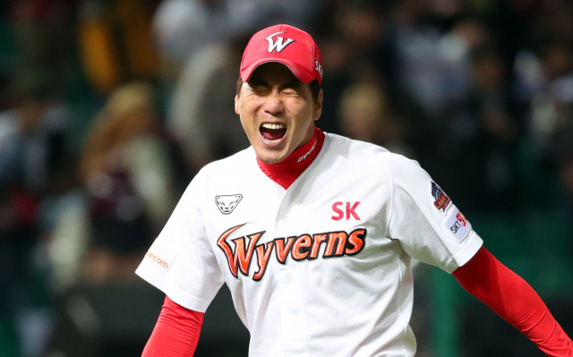 KBO가 미국프로야구 메이저리그(MLB) 사무국에 김광현(31·SK 와이번스)의 포스팅(비공개경쟁입찰) 공시를 28일 요청했다. 사진은 지난달 14일 오후 인천SK행복드림구장에서 열린 2019 프로야구 포스트시즌 플레이오프 1차전 키움 히어로즈와 SK 와이번스의 경기에서 더그아웃으로 향하며 소리 지르는 김광현. 연합뉴스