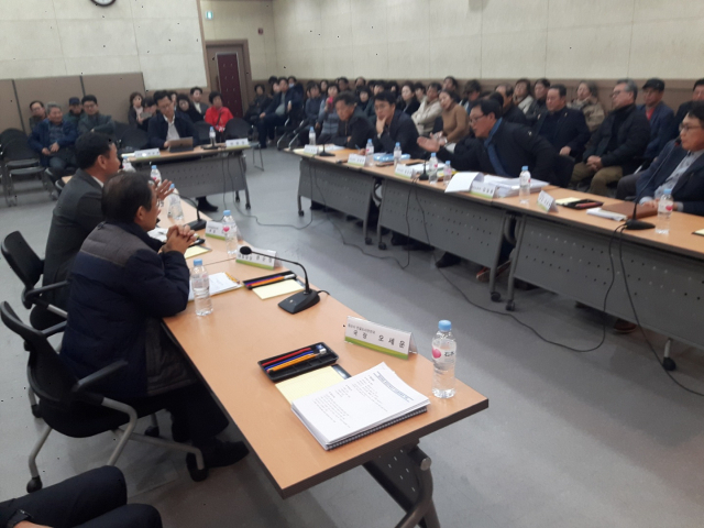 경산시 대임공공주택지구 내 편입되는 토지 보상과 관련해 지주들이 20일 경산시청에서 열린 제5차 보상협의회에서 토지감정평가의 절차상 하자 등을 지적하며 재감정 등을 요구하고 있다. 김진만 기자